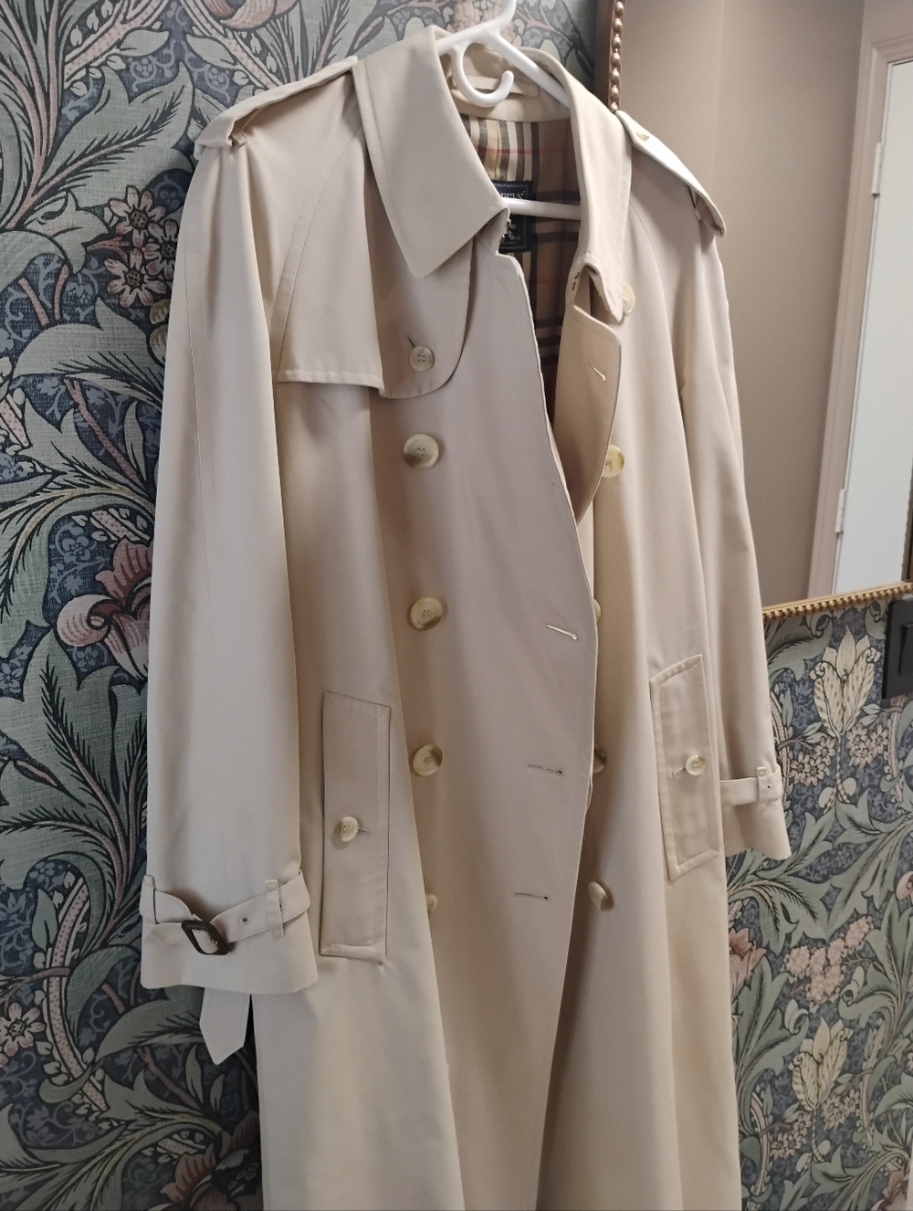 Vintage Burberry Classic Beige Trench Coat - Timeless Women's Outerwear - Picture 3 of 16